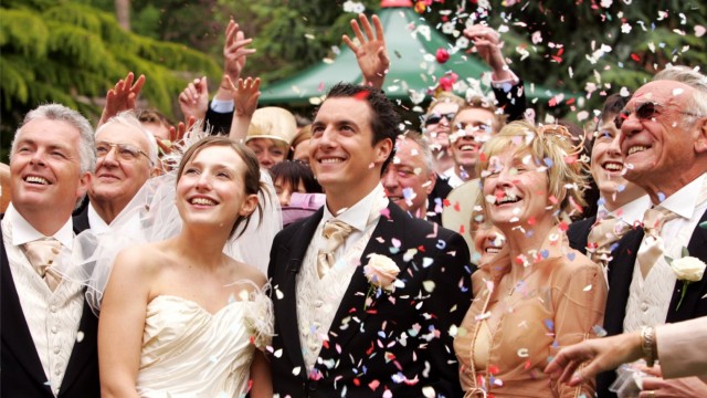 6 Ways to Keep Guests Entertained on Your Wedding Weekend
