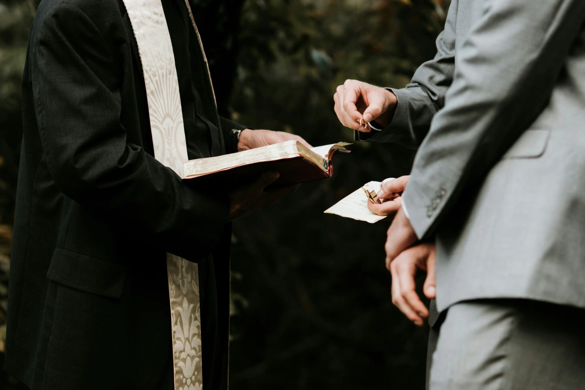 The Ultimate Guide to Becoming a Wedding Officiant in 2024